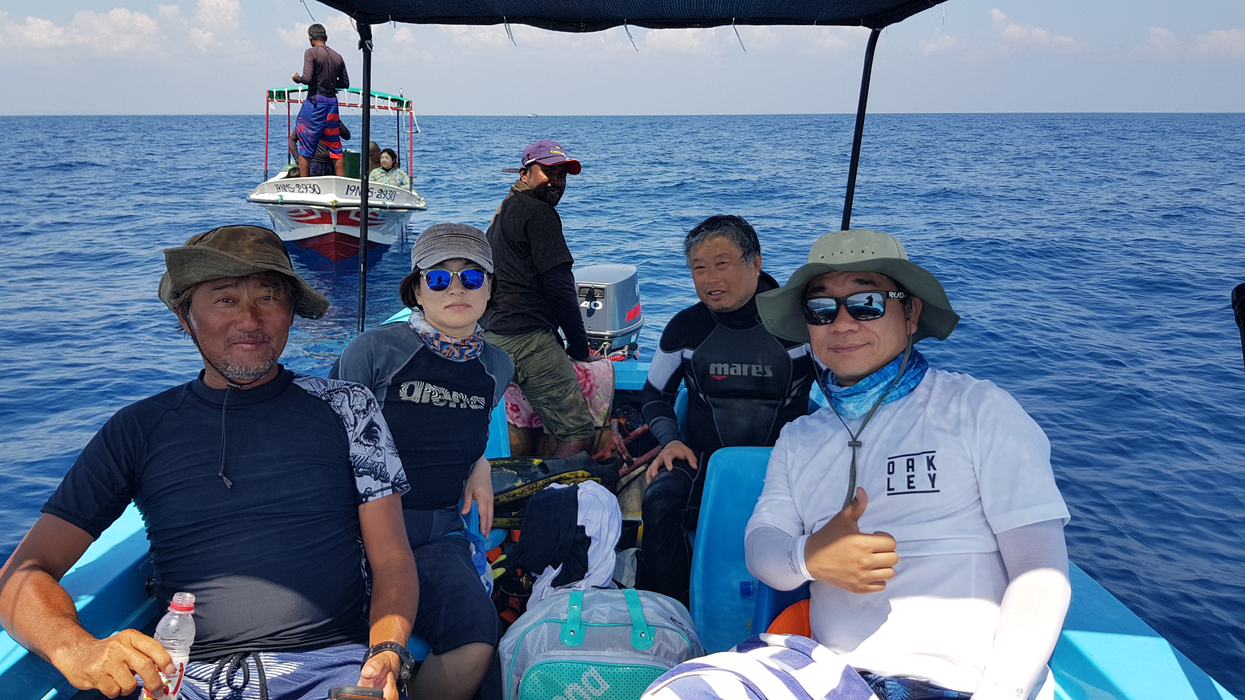 취재진이 빌린 고래 탐사선. 우리 뒤쪽에도 고래 관광선이 고래를 기다리고 있다.